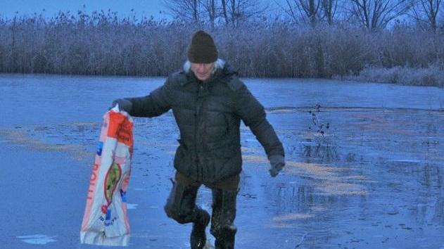 Padule, si rompe il ghiaccio per nutrire i volatili