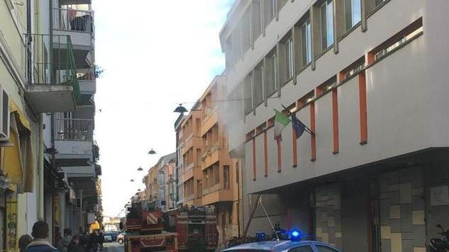 Esce fumo dalla finestra chiusa la strada