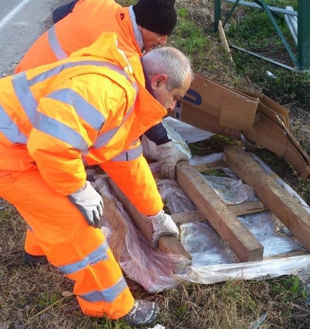 Una tonnellata di rifiuti gettati lungo le strade 