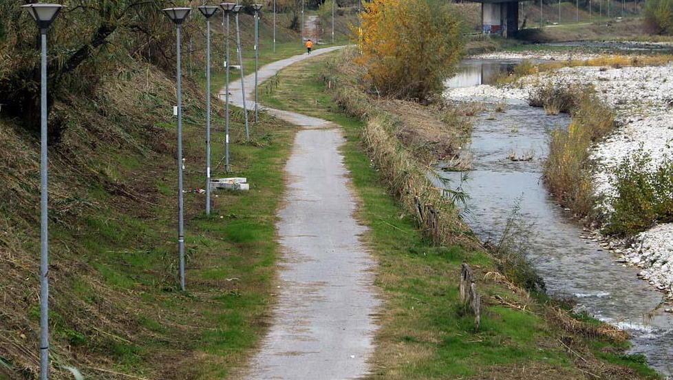 Passeggiata pensile sul Frigido e un “muretto” alto 1,4 metri 