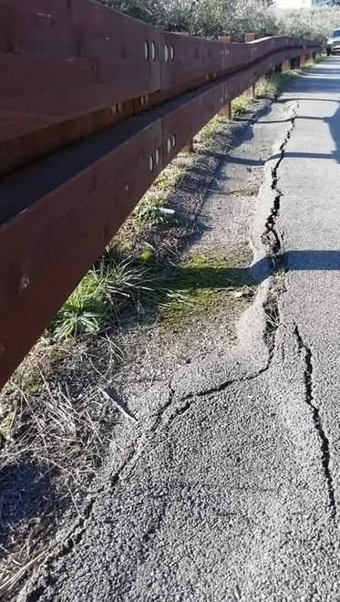 Crepe e segnali di cedimento sulle vie del Capannorese 