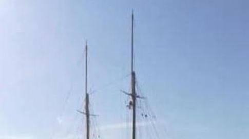 Maxi veliero si incaglia