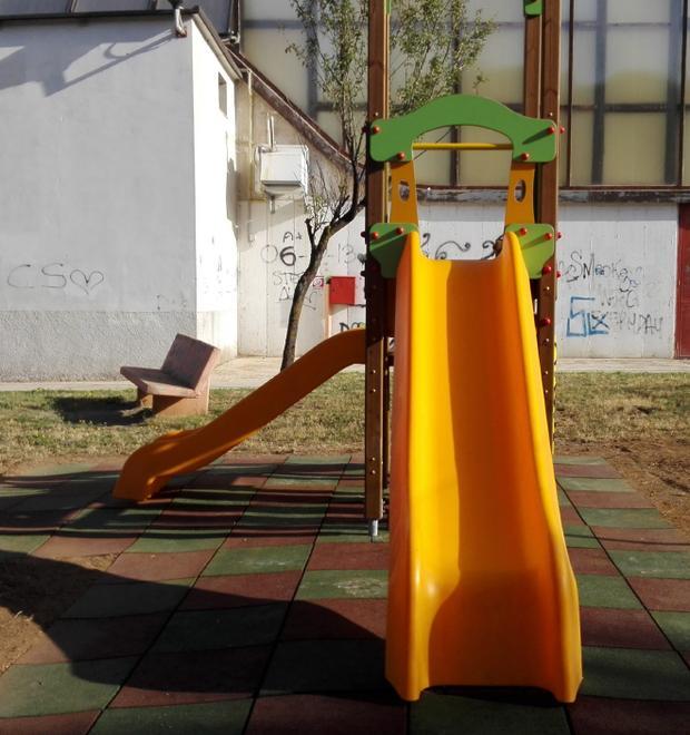 Parco giochi per tutti sarà riqualificata l’area di via Pertini 