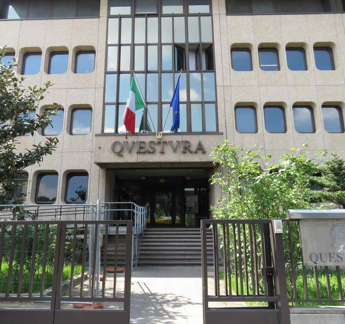 Insulta gli agenti di polizia e mette tutto su Facebook 