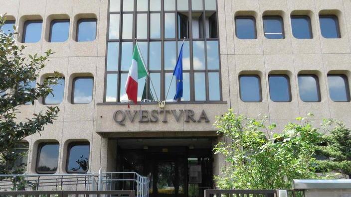 Insulta gli agenti di polizia e mette tutto su Facebook