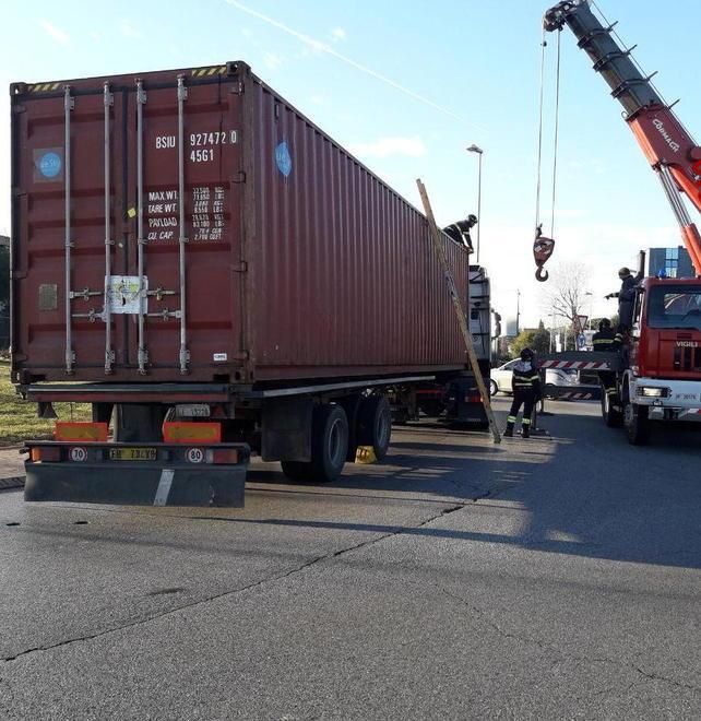 Tir si ferma sulla rotonda davanti alla Questura