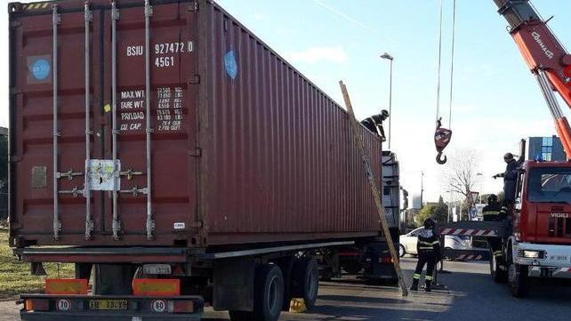 Tir si ferma sulla rotonda davanti alla Questura
