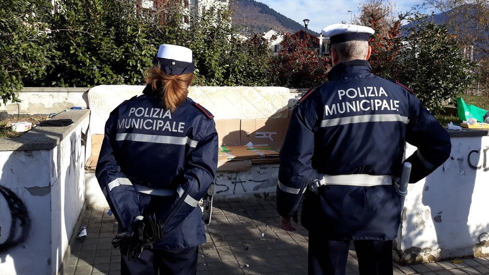 La coppia che vive in tenda è stata sloggiata dai vigili 