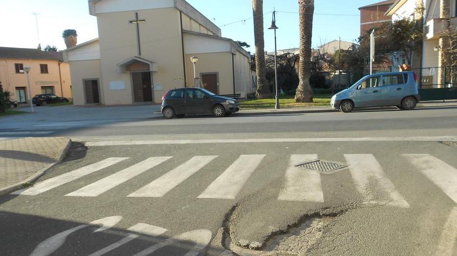 Buche davanti alla scuola Un rischio per gli studenti