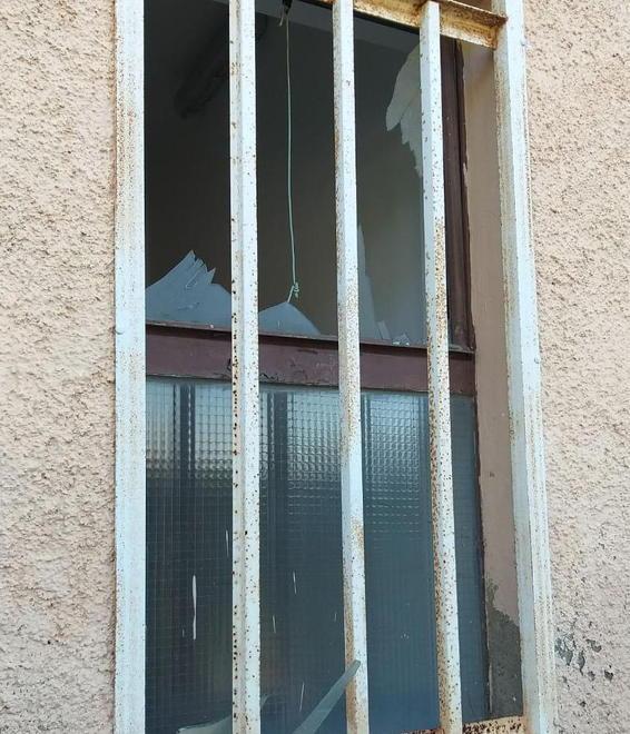 Pietre contro le finestre I vandali si scatenano sulla pista di pattinaggio 