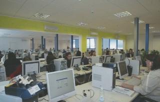 Operatori al lavoro alla Telegate di Guasticce