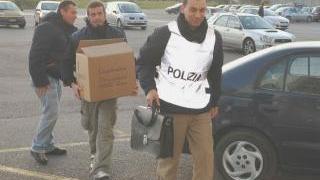<strong>COMPUTER E CARTONI.</strong> Portati in Questura dopo le oltre cento perquisizioni eseguite