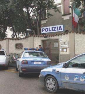 L’esterno del commissariato