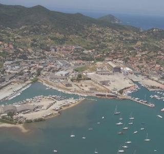 Una veduta aerea del cantiere Esaom a Portoferraio