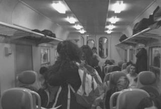 Un treno regionale affollato