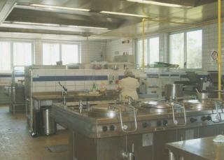 Il centro cottura di Strettoia che serve le mense scolastiche versiliesi