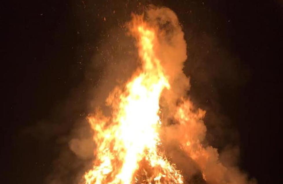 Fiamme e grande pubblico la magia del primo falò 