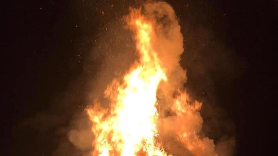 Fiamme e grande pubblico la magia del primo falò