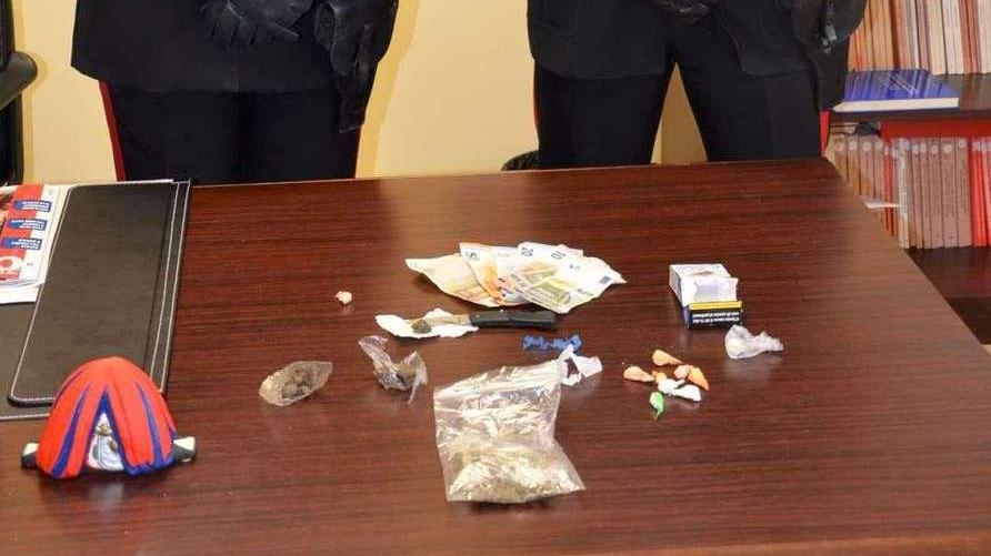 Vede i carabinieri fa inversione e fugge ma fora dopo 10 metri