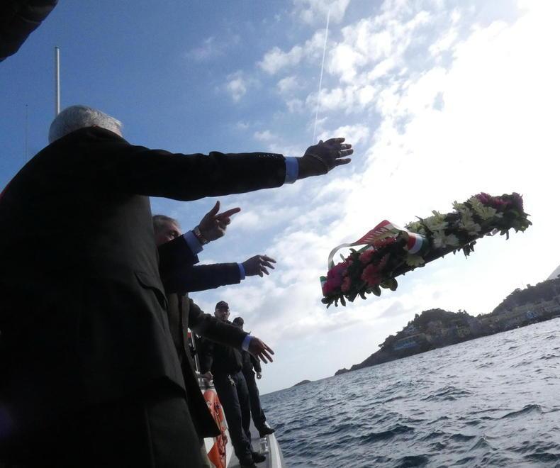 In chiesa le foto delle 32 vittime quei volti simbolo del naufragio 