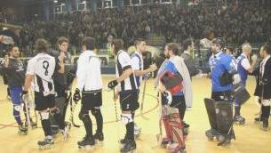 La sportiva stretta di mano tra i giocatori dopo una bella partita