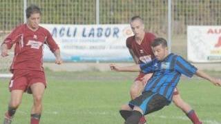 Madau in azione e a destra mister Lazzerini