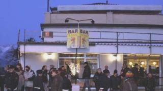 Il corteo della Destra sfila davanti al bar Il Ceina