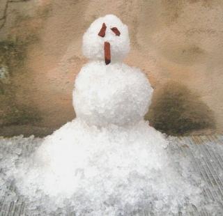 Sotto, nella foto di Laura Lezza, un pupazzo di neve; in alto, nell’immagine di Pentafoto, la via delle Sorgenti e, a destra, un camion fuoristrada sulla Fi-Pi-Li