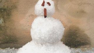 Sotto, nella foto di Laura Lezza, un pupazzo di neve; in alto, nell’immagine di Pentafoto, la via delle Sorgenti e, a destra, un camion fuoristrada sulla Fi-Pi-Li
