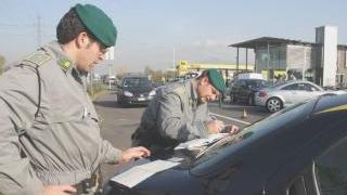 La finanza impegnata in un controllo, a destra il capitano Lauretta