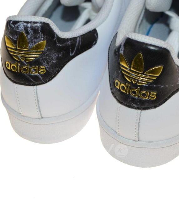 Adidas, Stan Smith e Superstar ricoperte di marmo di Carrara 