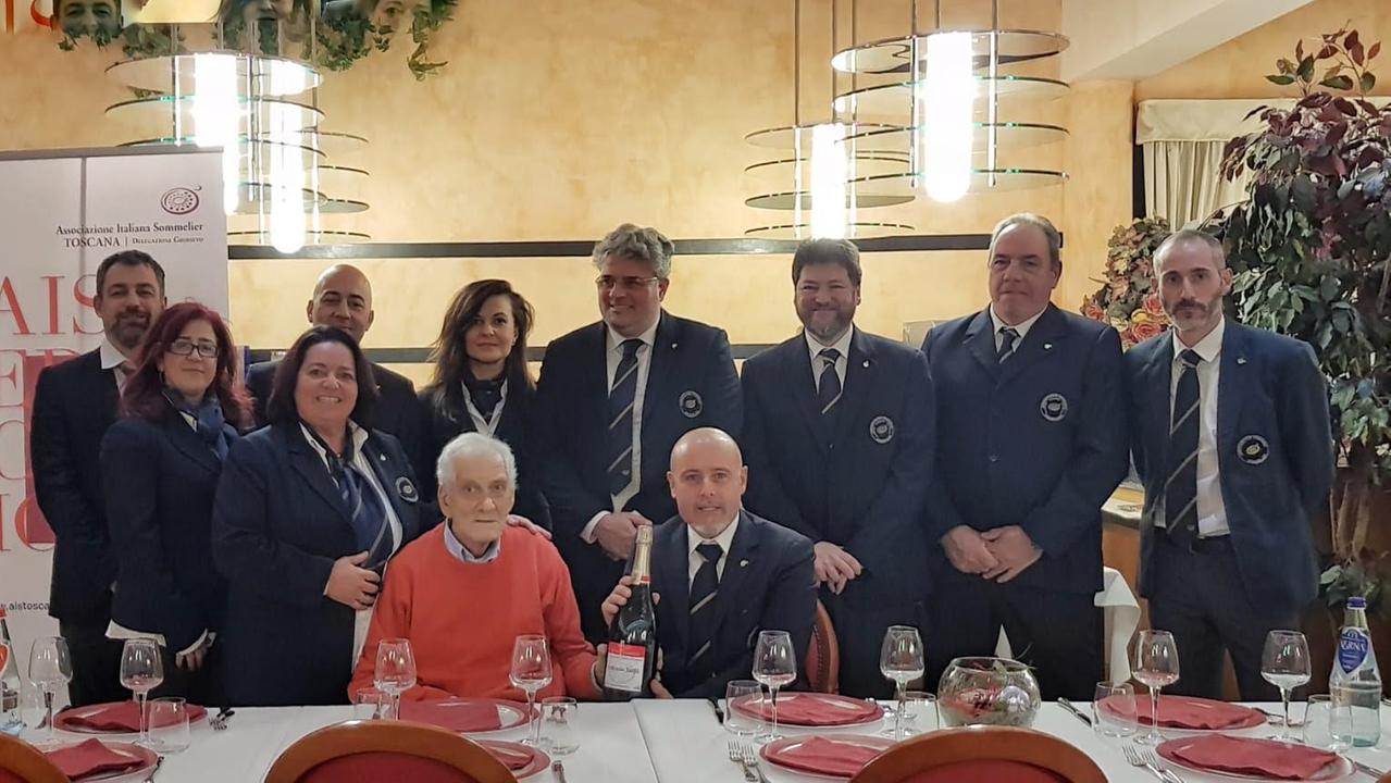 Giancarlo Bini, al centro, con la delegazione Ais di Grosseto