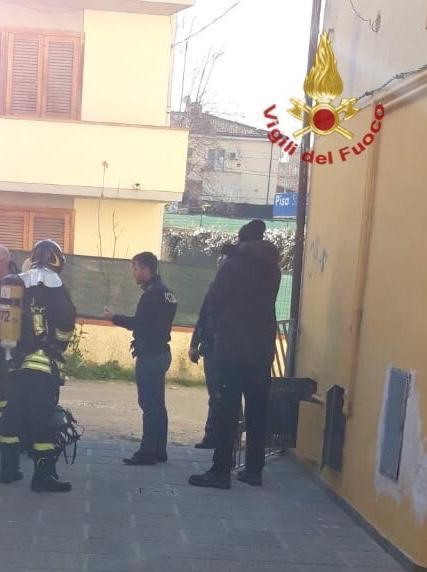 Le forze dell'ordine e i vigili del fuoco sul posto