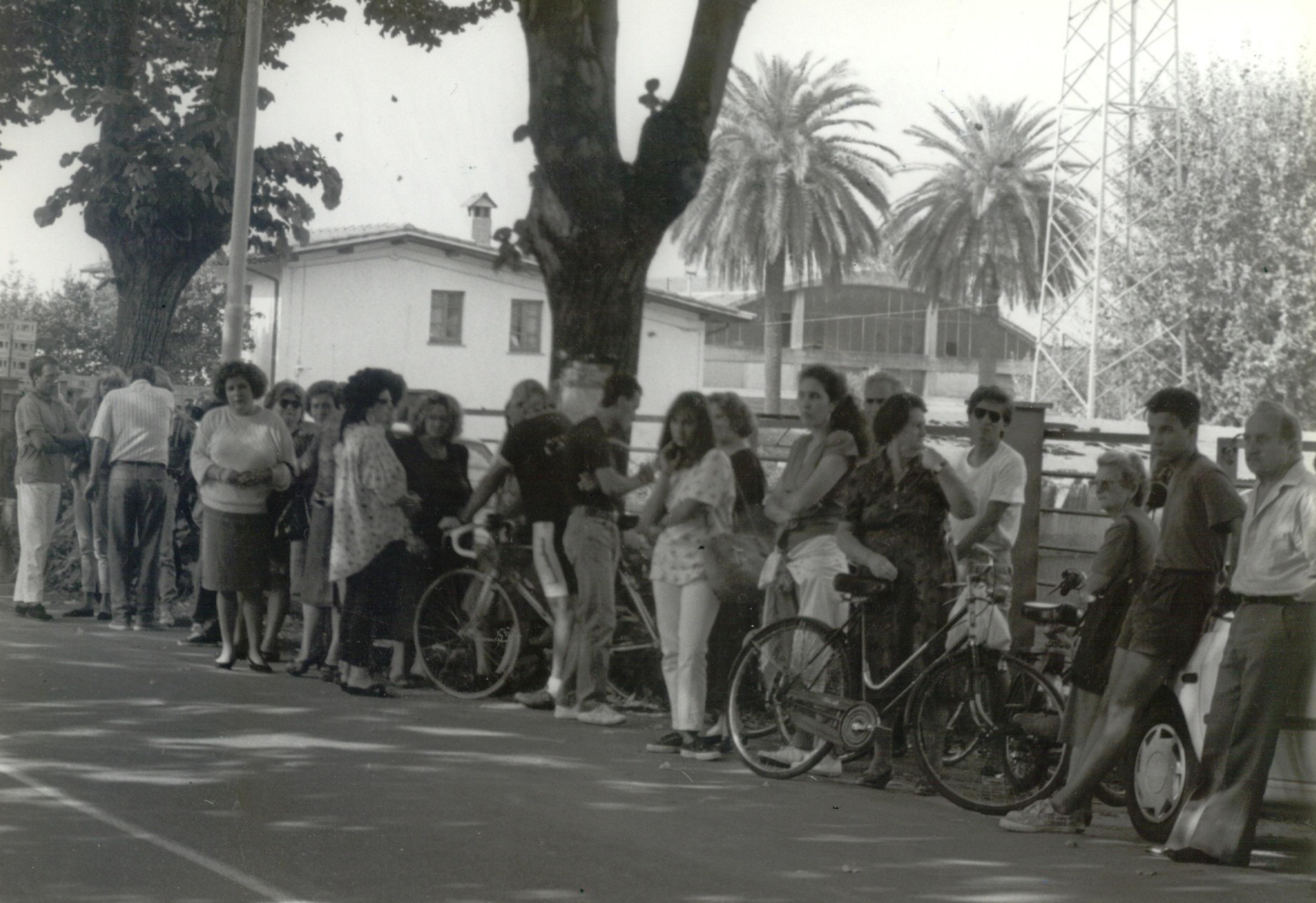 Il pubblico di curiosi lungo la via Provinciale di Forte dei Marmi davanti alla casa della "Circe", il giorno della cattura dei due amanti Maria Luigia Redoli e Carlo Cappelletti, dopo la sentenza nel settembre 1991