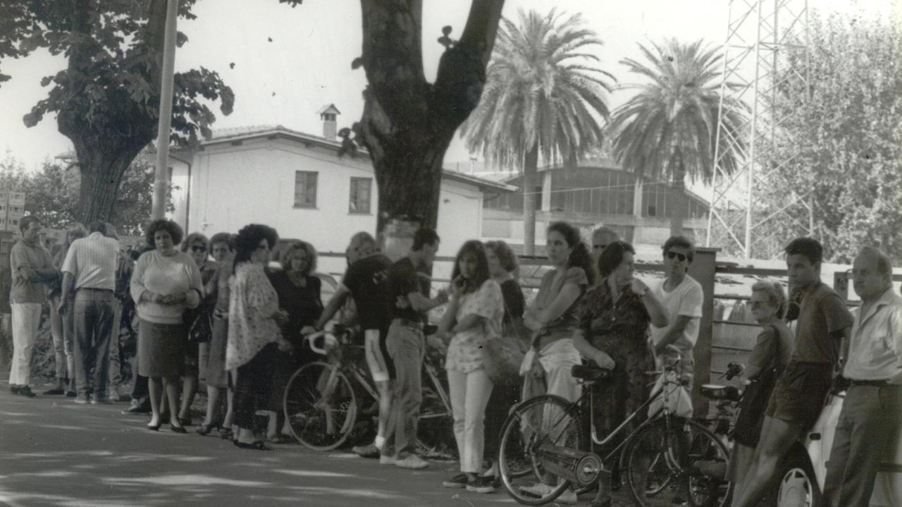 Il pubblico di curiosi lungo la via Provinciale di Forte dei Marmi davanti alla casa della "Circe", il giorno della cattura dei due amanti Maria Luigia Redoli e Carlo Cappelletti, dopo la sentenza nel settembre 1991