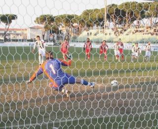 <strong>IMPLACABILE.</strong> Fiale segna il gol dell’1-0 su rigore (fotoservizio Paglianti)