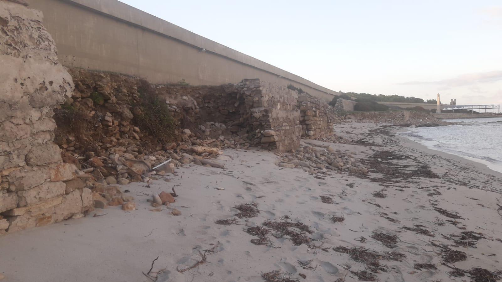 Il muretto danneggiato sulla spiaggia di Pianosa 