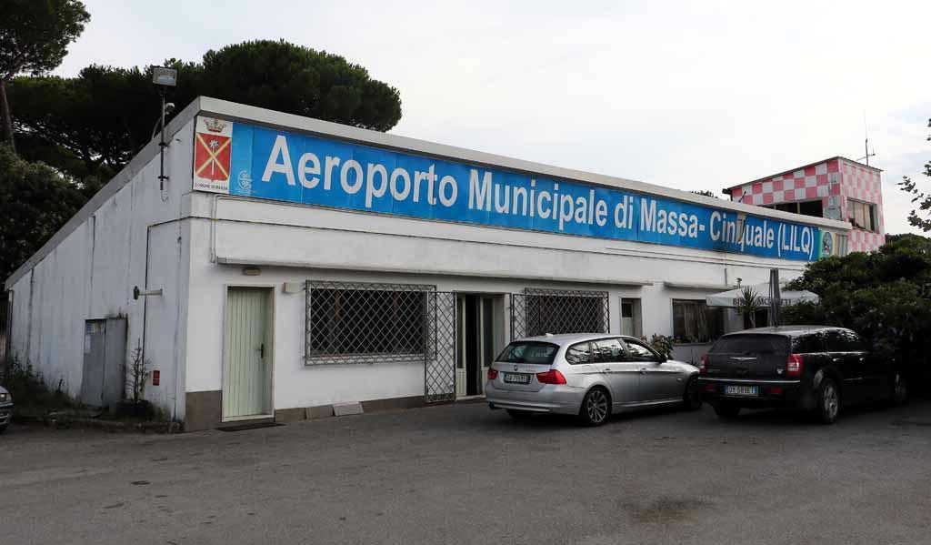 L’Enac chiude l’aeroporto di Cinquale per tre mesi: “Alberi troppo alti, pericolo per i velivoli” 