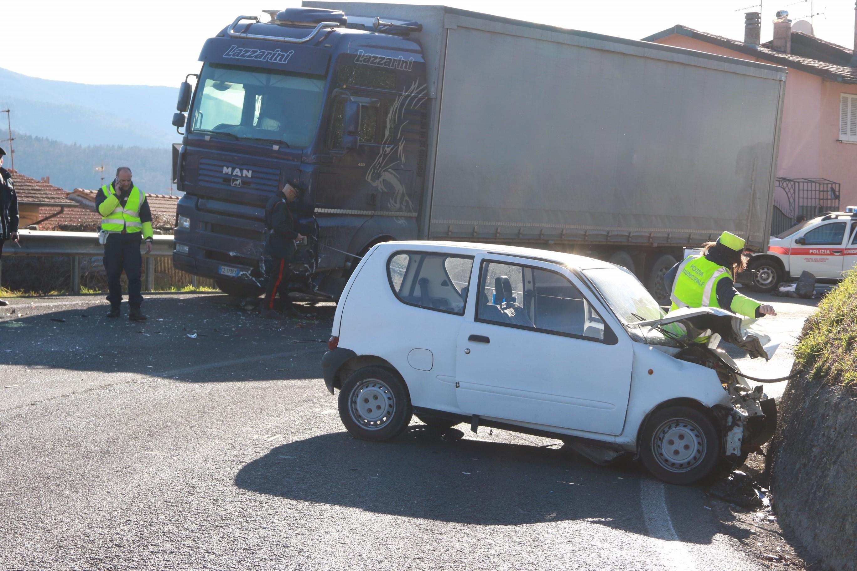 L'incidente sulla regionale 325 a Vaiano (foto Sproviero/Batavia)
