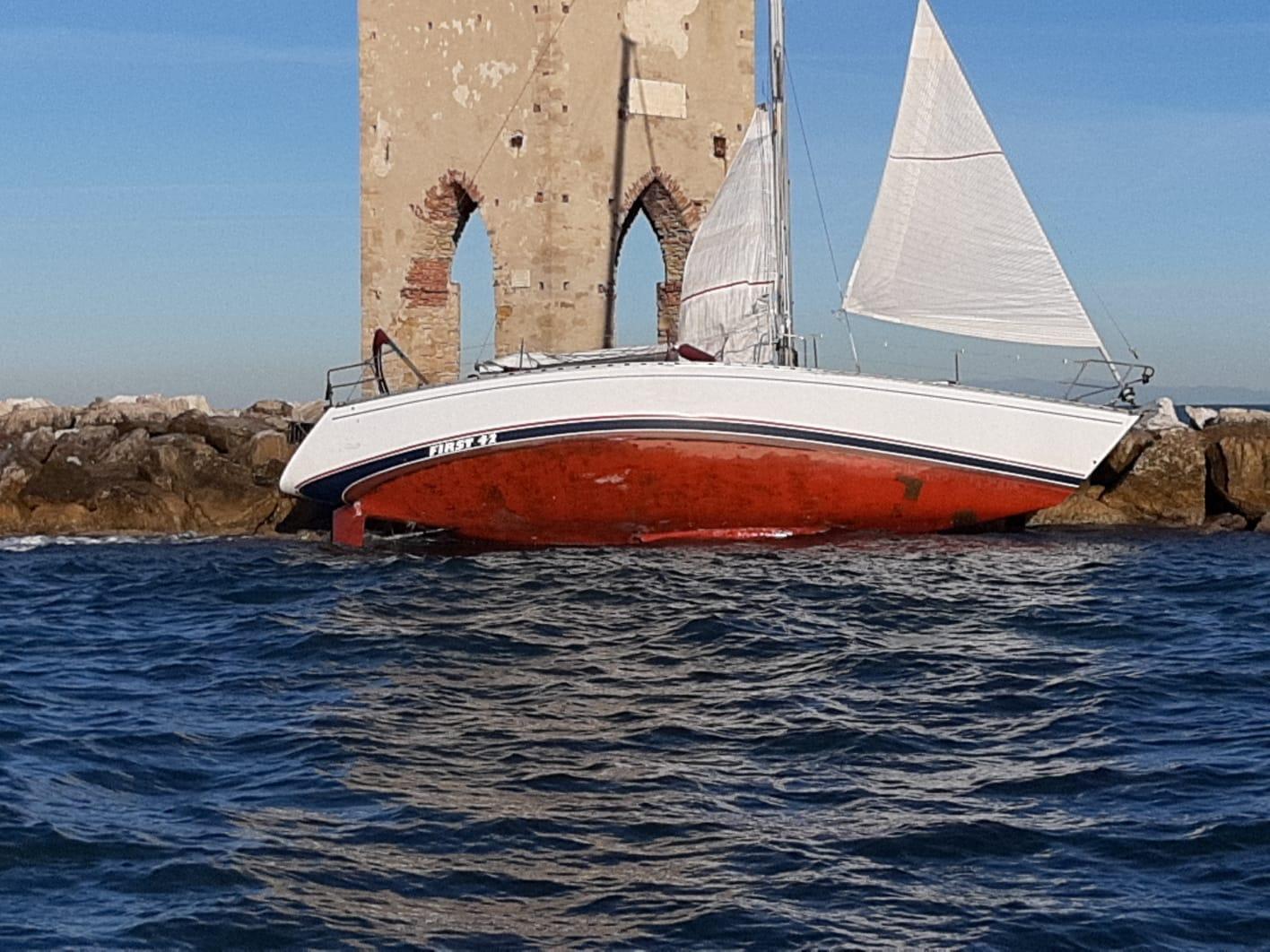 Barca a vela contro gli scogli della Meloria: salvato lo skipper - Video