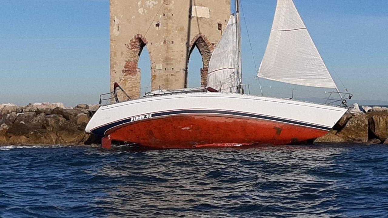 Barca a vela contro gli scogli della Meloria: salvato lo skipper - Video