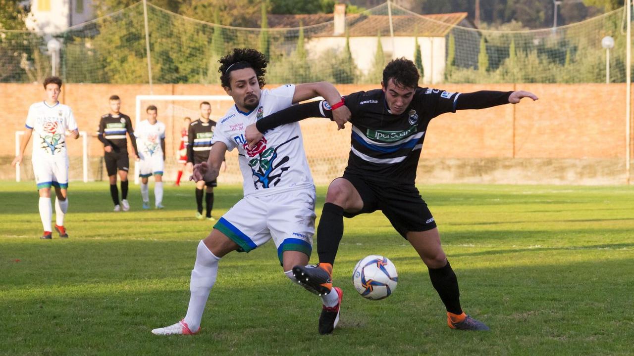 Il bomber con la maglia bianca de Seravezza