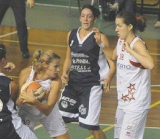 Il coach Mirco Diamanti e a sinistra Fabianova in azione difensiva e Arianna Zampieri (Vip)