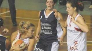 Il coach Mirco Diamanti e a sinistra Fabianova in azione difensiva e Arianna Zampieri (Vip)