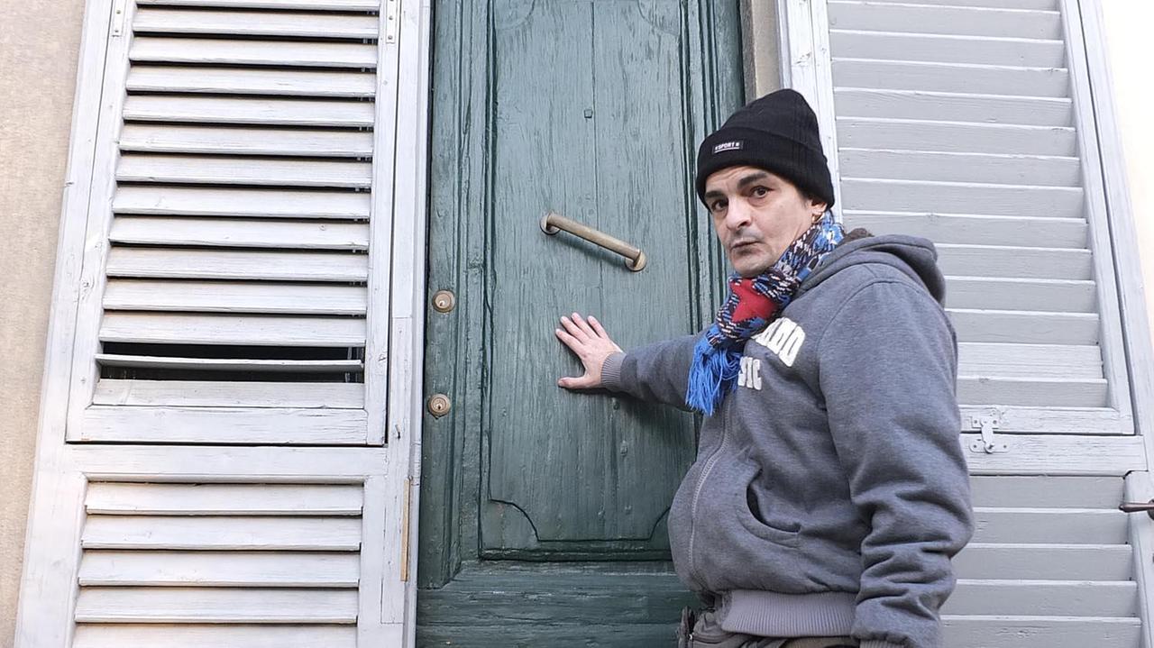 Massimo Ficini mostra la porta di casa da dove sono entrati i ladri