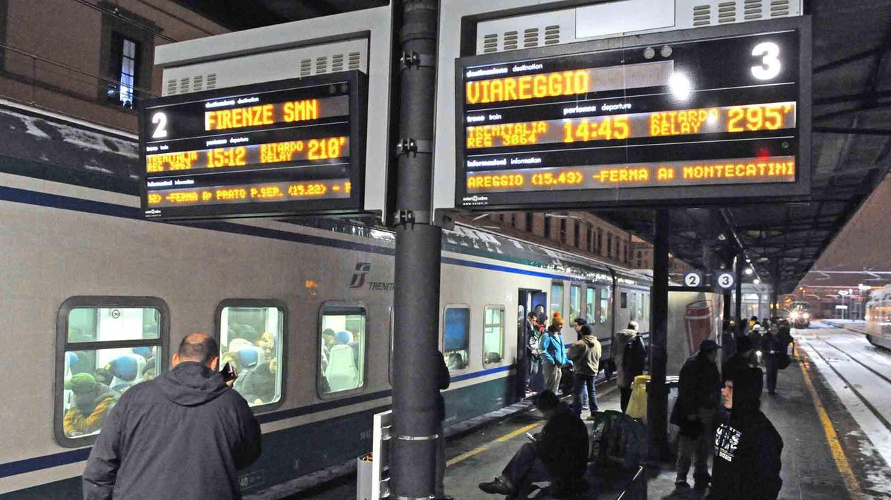 Treni cancellati e ritardi fino a due ore