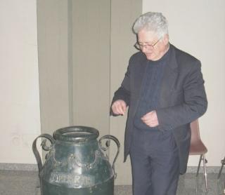 Don Gino mostra la cassetta delle offerte