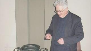 Don Gino mostra la cassetta delle offerte
