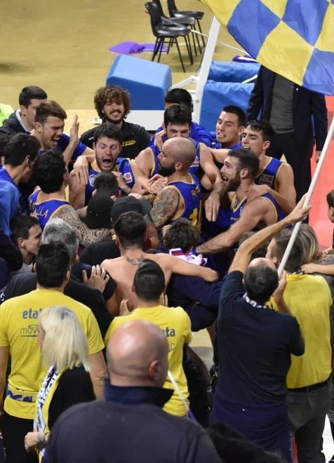 Una squadra cattiva, sfacciata e irriducibile Tutti pazzi per il Basket Golfo Piombino