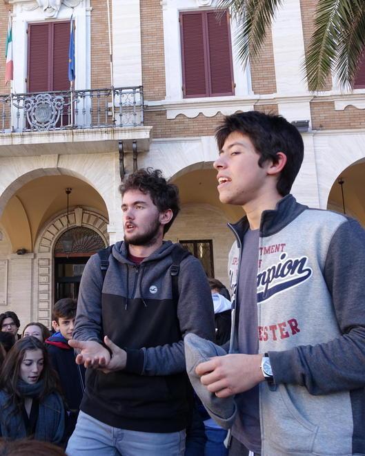 Fino a sabato doppi turni poi via 5 classi a rotazione